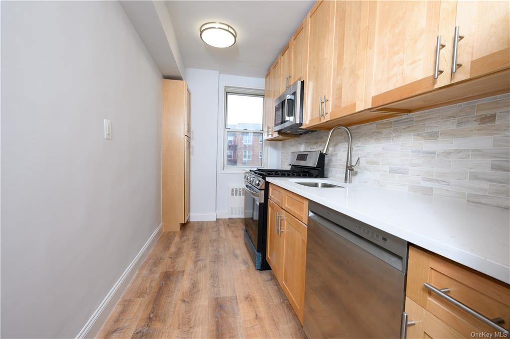 Primary Photo - 3 Sadore Ln