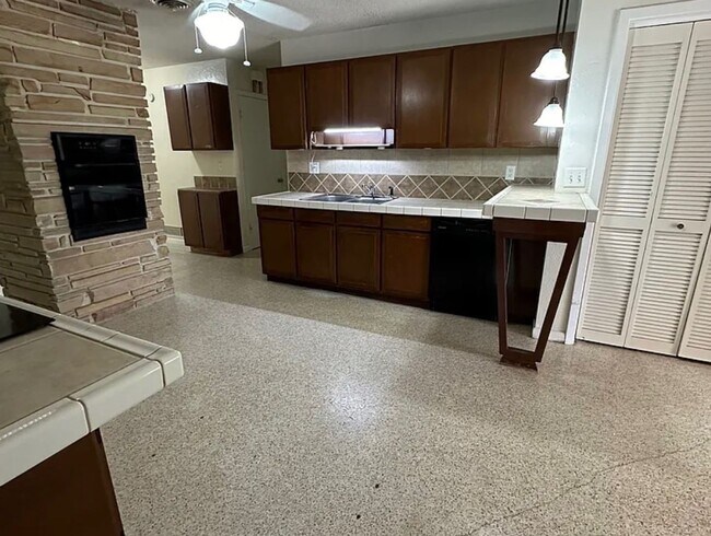 Foto del edificio - 912 NE 41st Ave