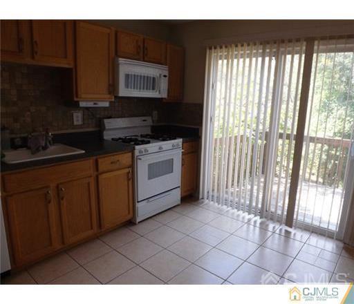 Foto del edificio - 18 Lakeview Dr