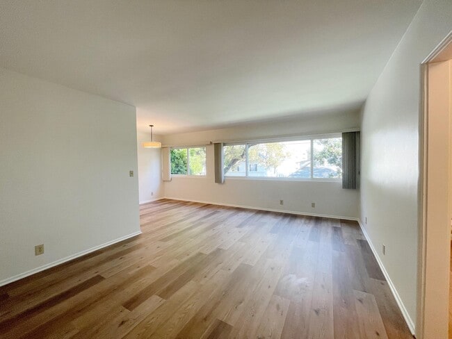 Building Photo - Oakland Manor