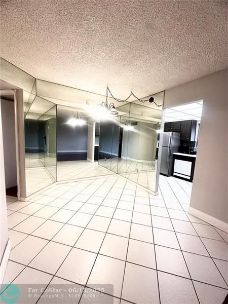 Foto del edificio - 9330 Lime Bay Blvd
