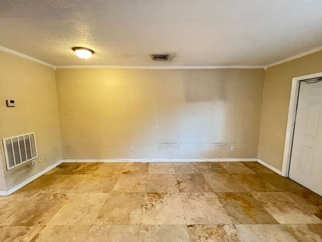 Building Photo - Perfect location in Fort Lauderdale Lovely...