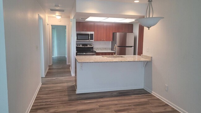 Building Photo - 3/2/1 Completely remodeled unit! Available...