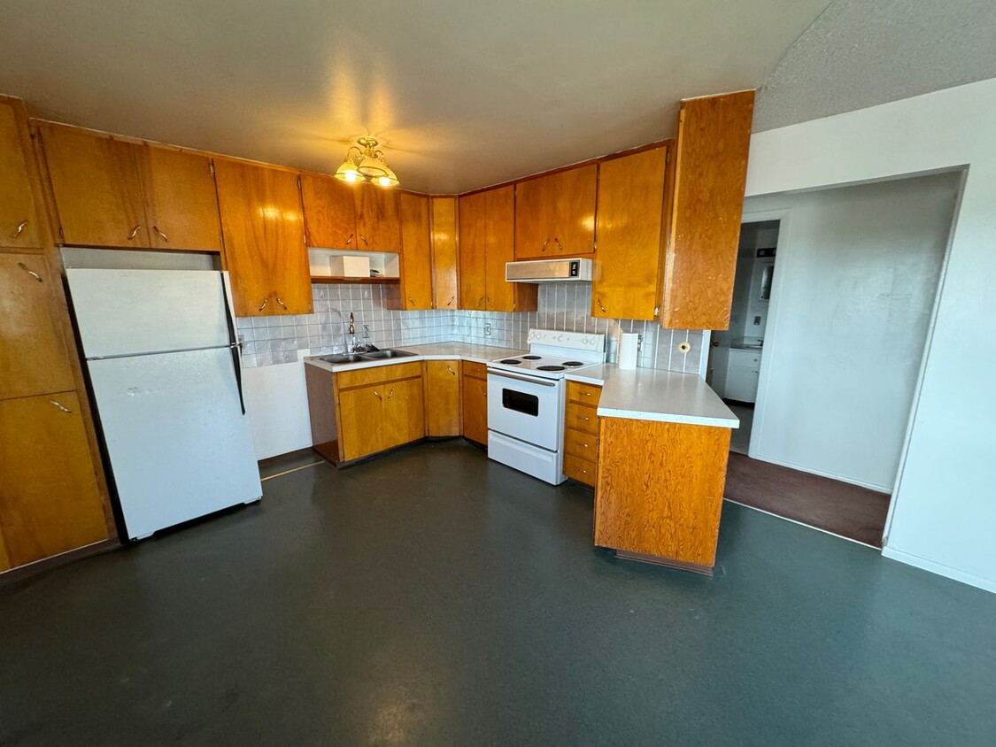 Foto principal - 1120 Central Ave West