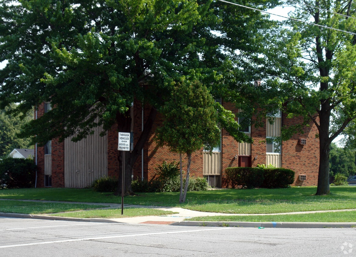 Building Photo - 748 W Alexis Rd