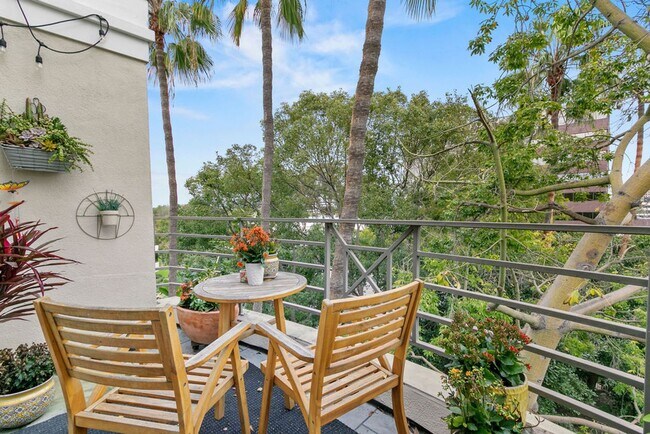 Foto del edificio - Elegant Furnished Penthouse Retreat with Treetop Views