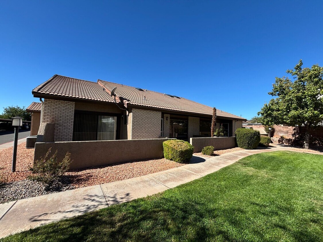 Foto principal - SPACIOUS 3 BEDROOM TOWNHOME FOR RENT IN DOWNTOWN ST. GEORGE