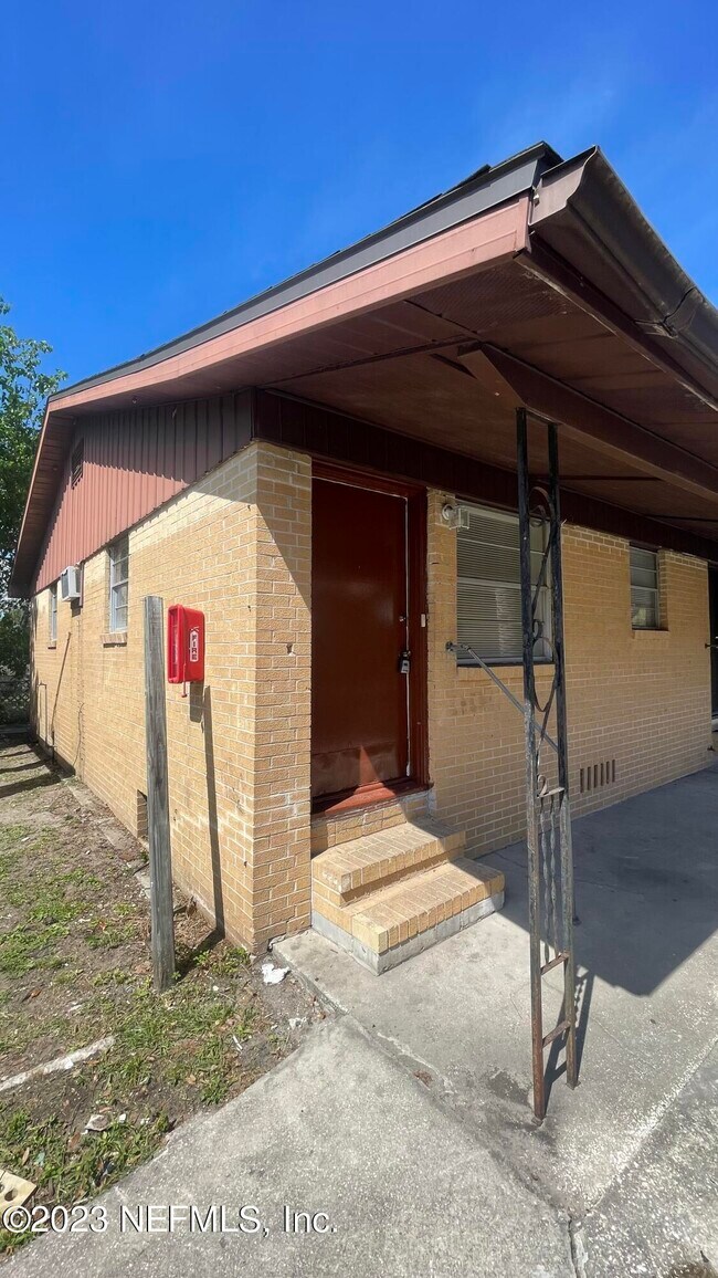 Foto del edificio - 5686 Akra Ave