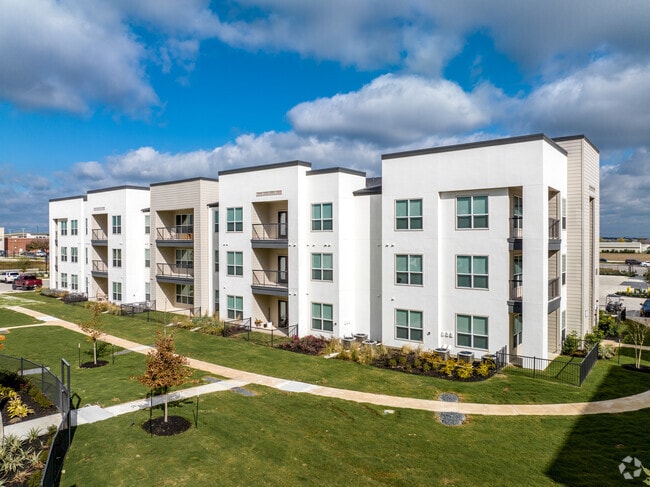 Building Photo - Moderno