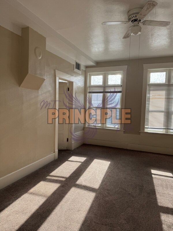 Foto del edificio - 214 E 3rd St