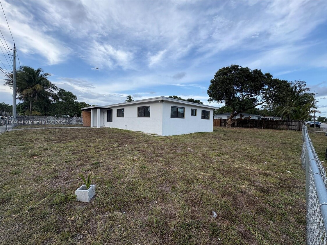 Foto principal - 12901 NW 22nd Ave