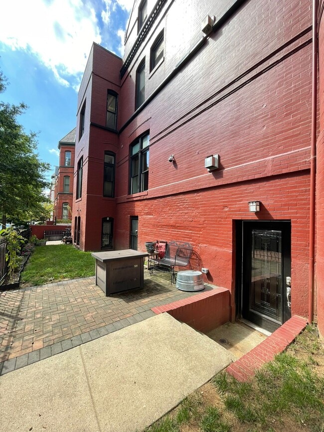 Entrance with yard and patio - 500 M St NW (Washington, DC) Apartment