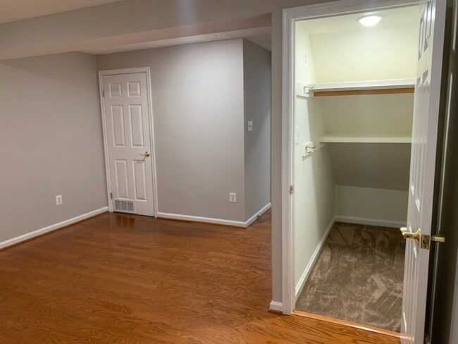 Building Photo - 37 Sudley Ford Ct