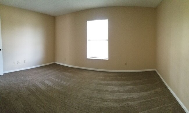 Building Photo - SPACIOUS 2 BD/1.5 BTH UNIT WITH 2 CAR GARAGE