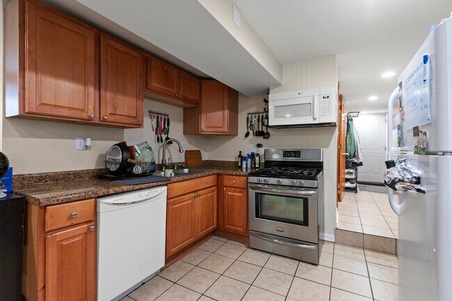 Building Photo - 2028 N Hamlin Ave