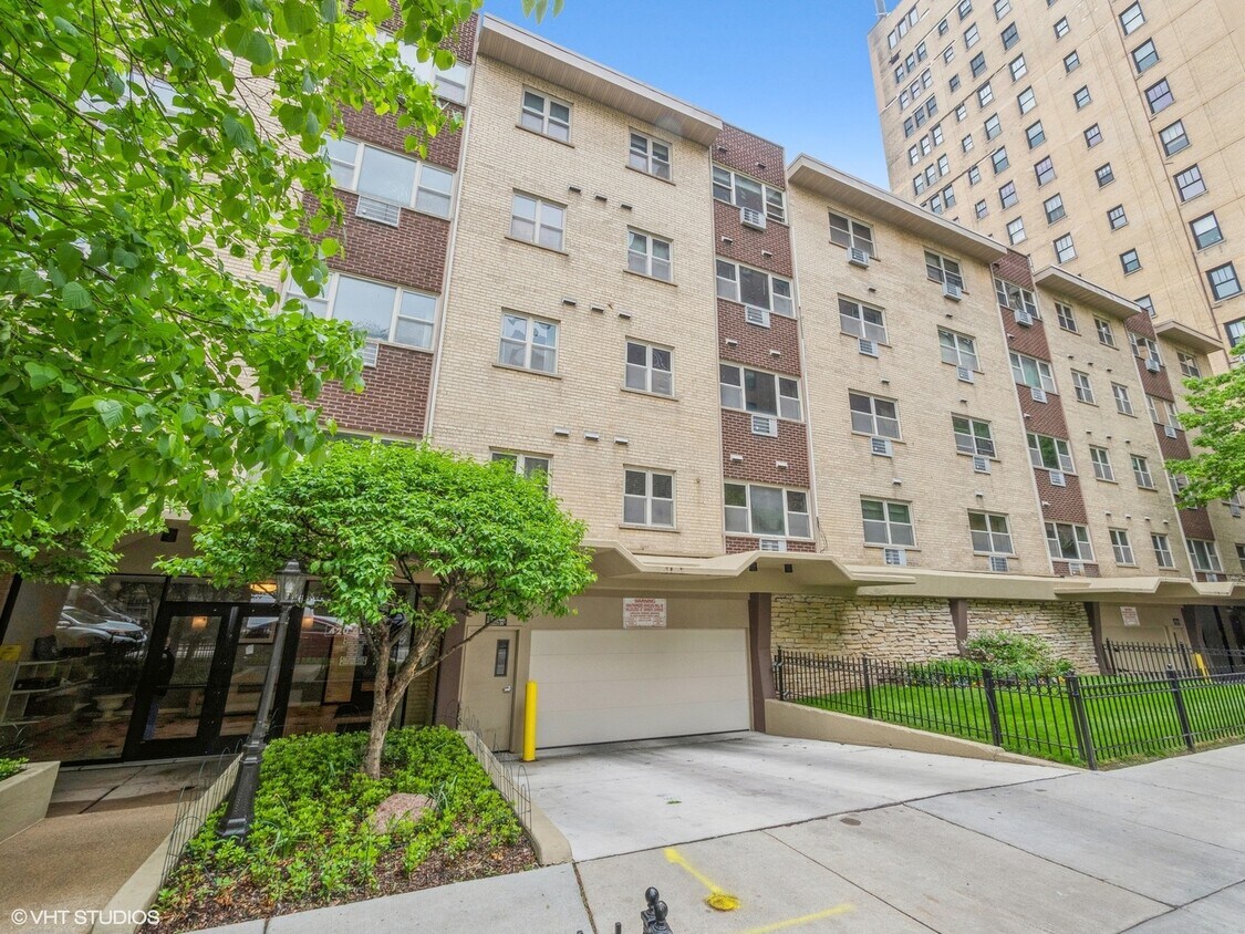 Foto principal - 420 W Aldine Ave