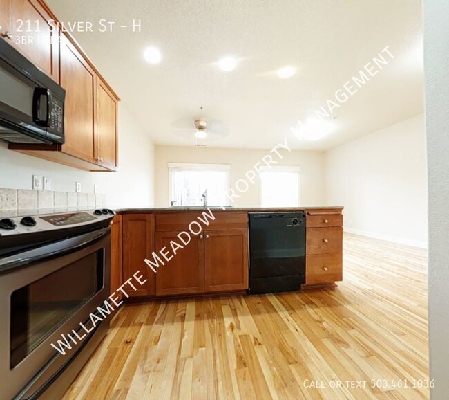 Building Photo - Beautiful 3 Bedroom, 2.5 Bathroom Updated ...