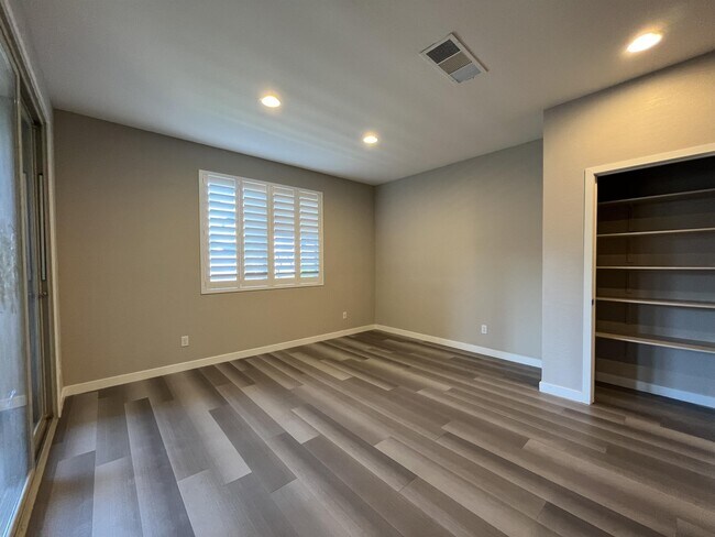 Foto del edificio - 9742 Zircon Cliff Ave