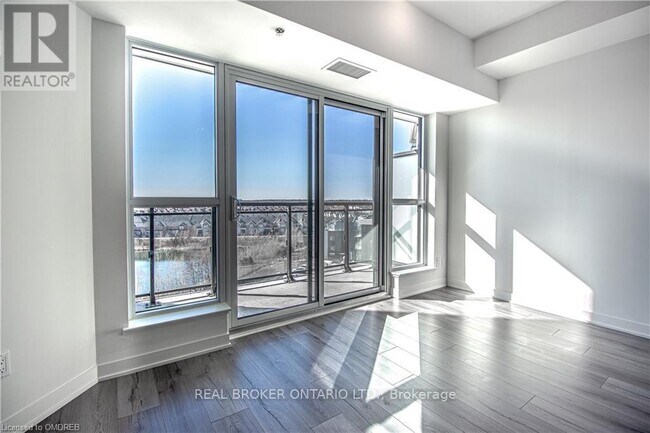 Photo du bâtiment - 405-405 Dundas St W