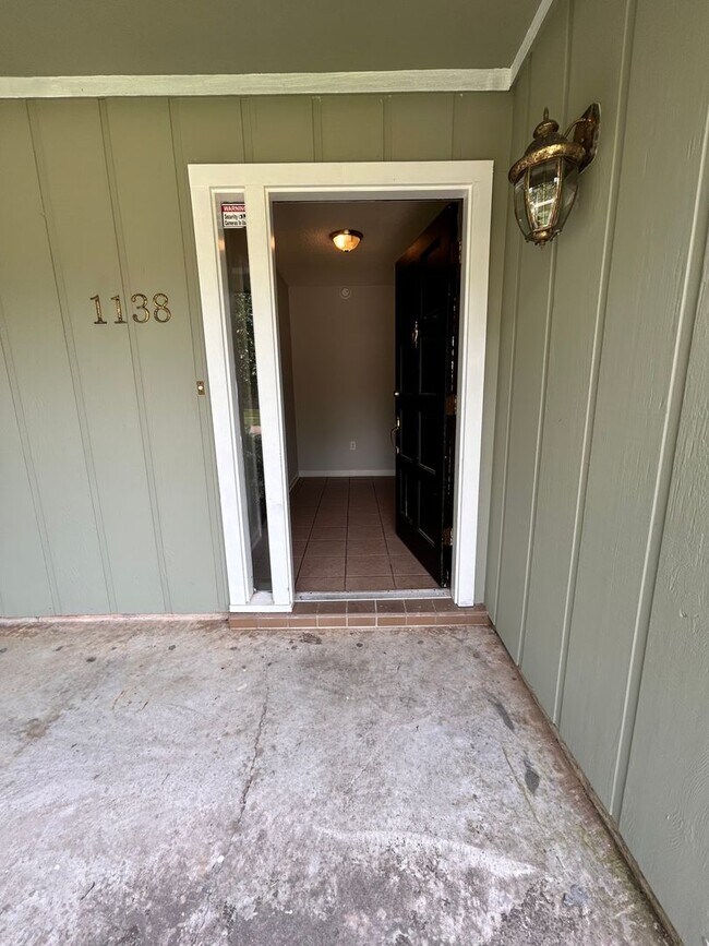Building Photo - Great location near Perkins/Pecue!!