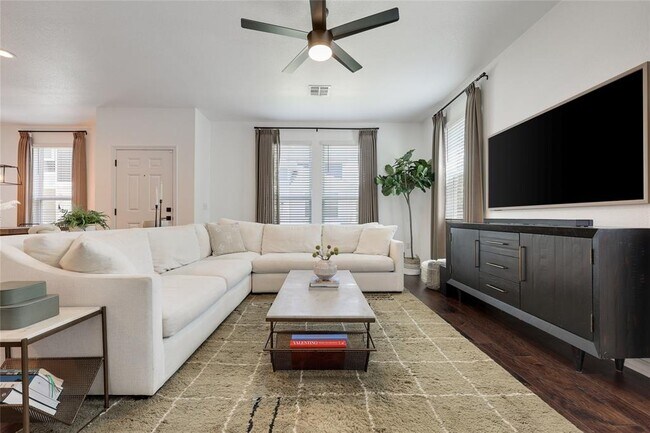 Foto del edificio - 5215 Golden Canary Ln