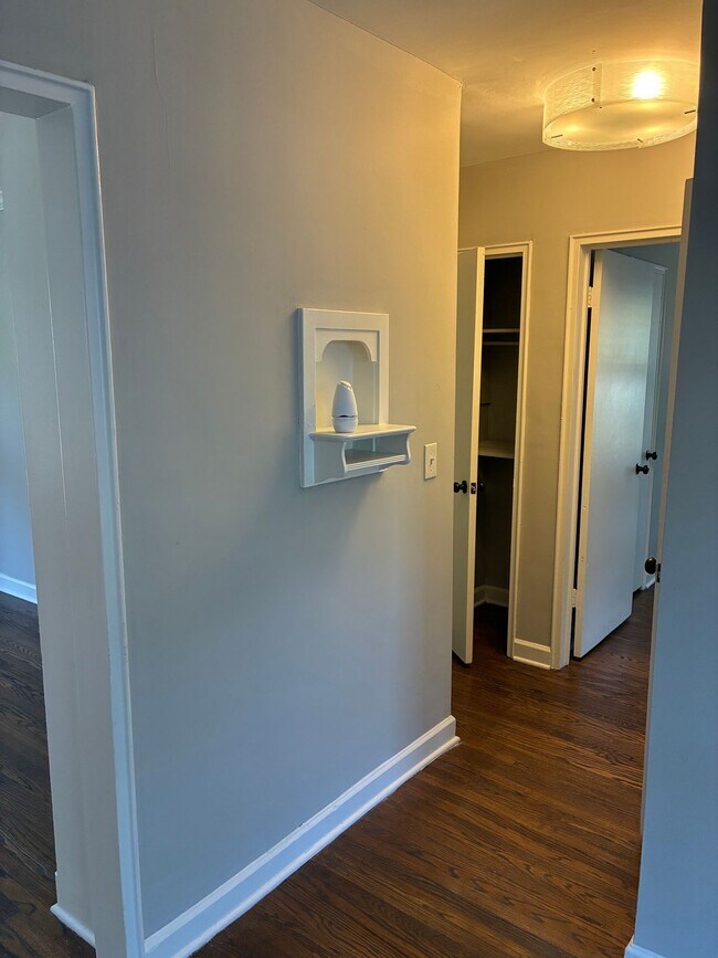 Foto del edificio - Avenue Willows 2 bed-1 bath with W/D inclu...