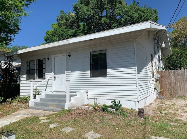 Building Photo - Classic 3/2 w/Hardwood Flooring  Fireplace