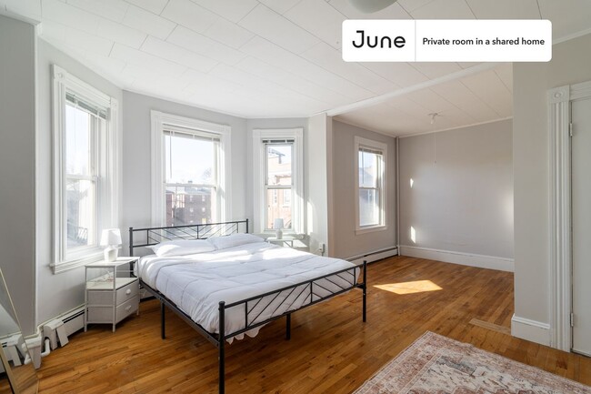 Foto del edificio - Private bedroom in 3 bed/1 bath Home