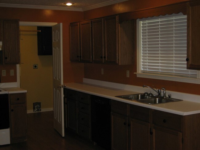 Building Photo - 1611 Sportsman Lake Rd