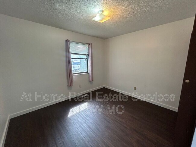 Building Photo - 929 W Edgewood
