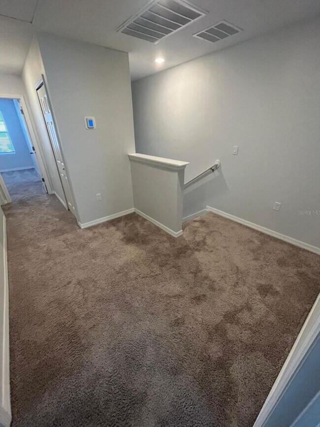 Building Photo - "Charming 3-Bed Townhouse with 2.5 Baths in St. Cloud's Serene Burrowing Owl Loop!"