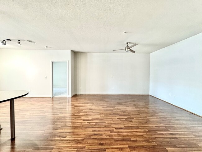 Foto del edificio - 3333 Weslayan St