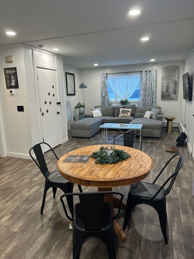 Building Photo - 521 N St