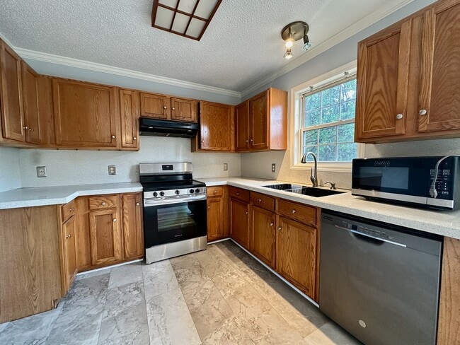 Building Photo - 228 Northview Dr