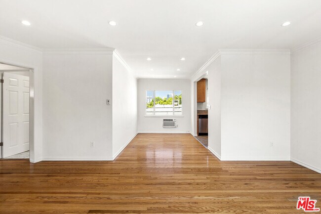 Foto del edificio - 1235 N Harper Ave