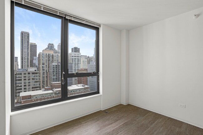 Photo - 112 W Superior St Apartment