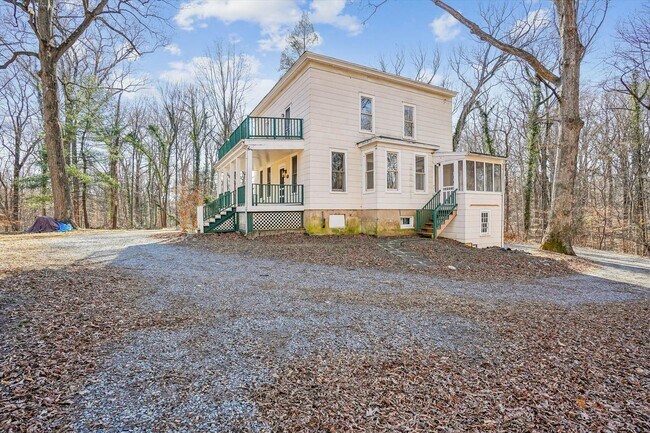 Foto del edificio - Exceptionally Unique & Private 5BR/3BA Farmhouse in Silver Spring.