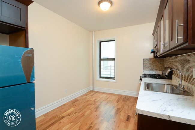 Building Photo - 68 Saint Pauls Pl