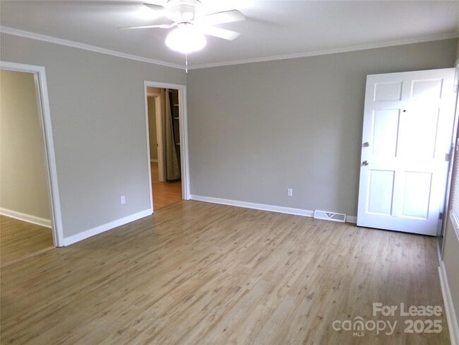 Building Photo - 716 Brown Ave