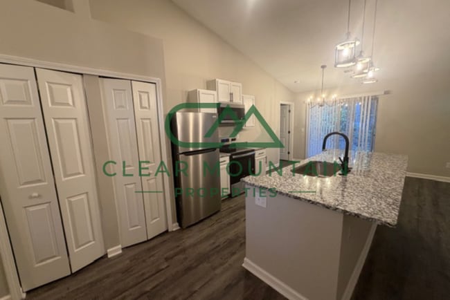 Building Photo - WINTER IS COMING! NEWLY RENOVATED HOME - $1825