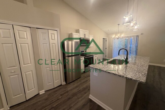 Foto del edificio - WINTER IS COMING! NEWLY RENOVATED HOME - $1825