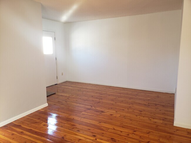 Foto del edificio - HUGE 3,676 Square Foot 5 Bedroom Home!