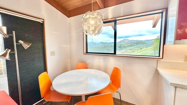 Foto del edificio - Beautiful Custom, Detached Guest Home on S...