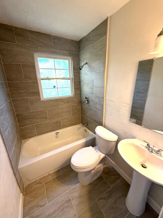 Foto del edificio - ** 2 bed 1 bath located in South Fairview ** Call 334-366-9198 to schedule a self tour