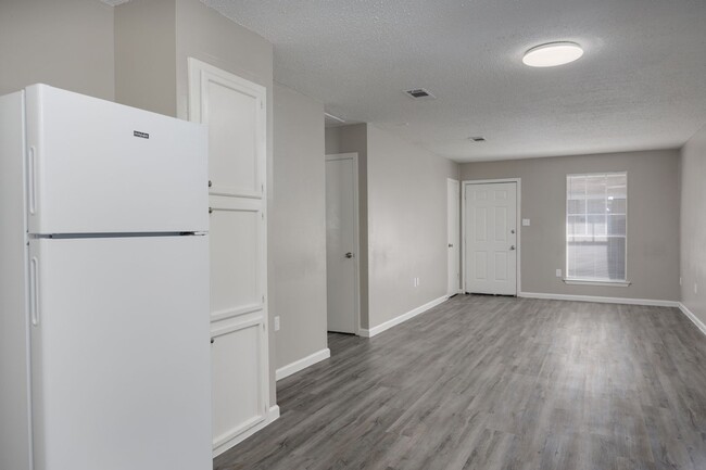 Foto del edificio - Gonzales area 2BR Units - Starting  at $950