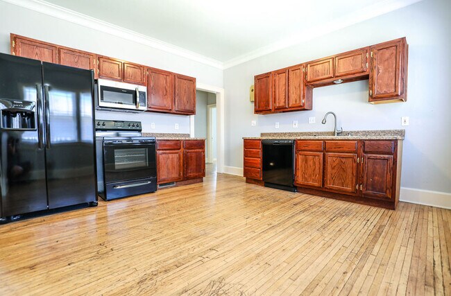 Foto del edificio - Updated 5 Bedroom for Pre-Lease NOW! Huge ...