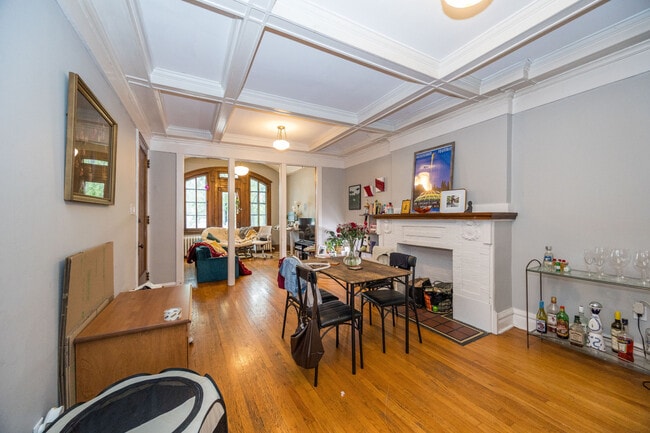 Building Photo - 2019 N Damen Ave