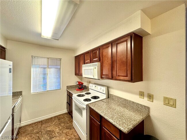 Building Photo - 4390 Sandy River Dr