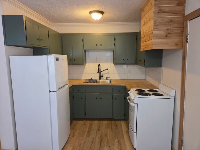 Building Photo - Comfortable Mountain Living in Twain Harte...