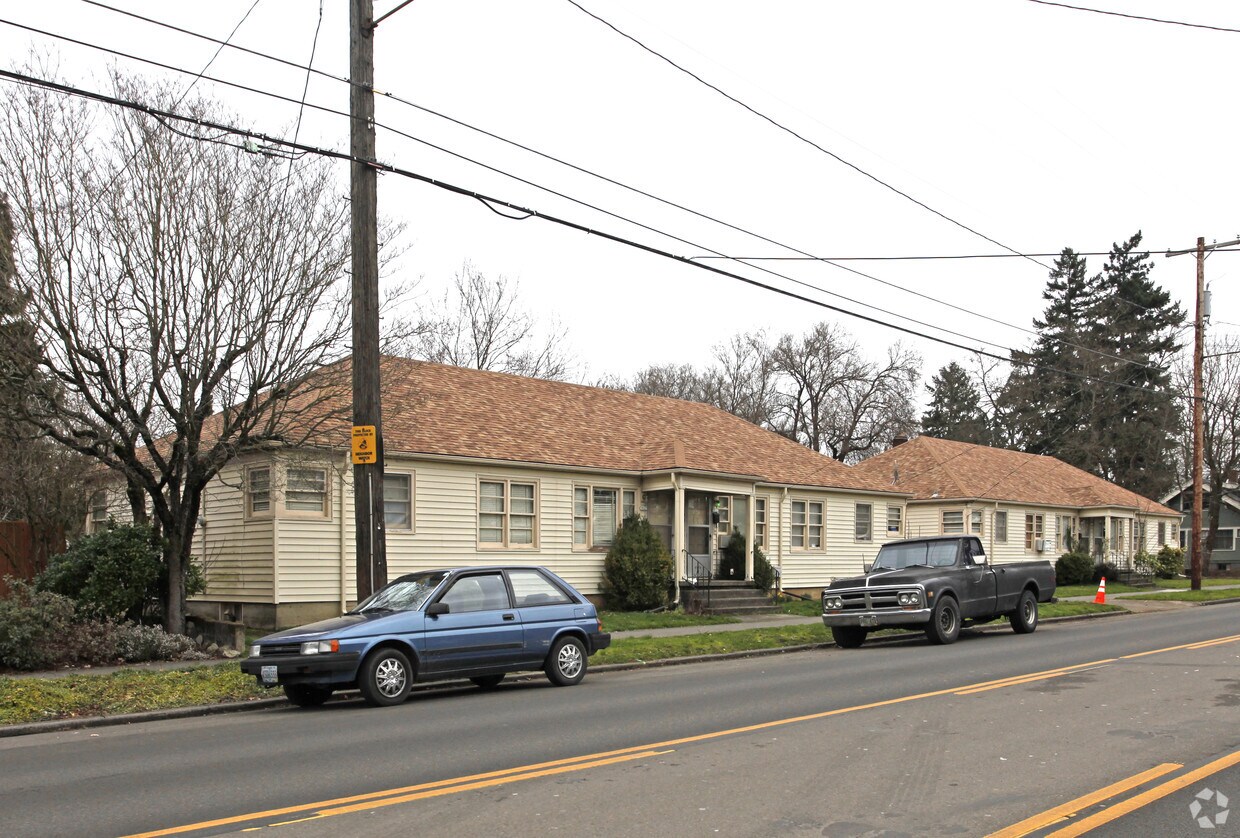 Building Photo - 5027-5043 SE Woodstock Blvd